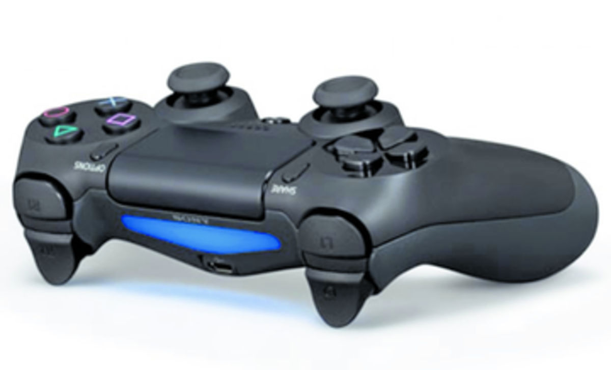 En el lado frontal del Dual Shock 4 hay una barra led que se ilumina en varios colores que corresponden al color del personaje en pantalla, como una manera sencilla de identificar a los jugadores. Además, la intensidad del color representa la cantidad de