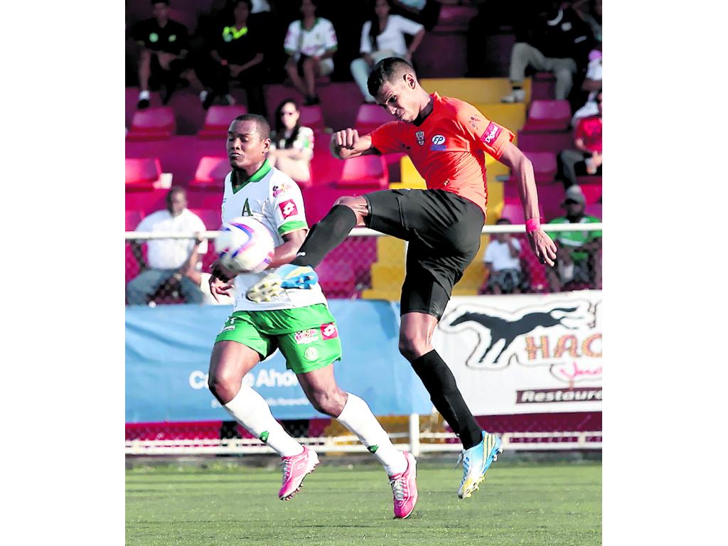 Luis Rojas (izq.), del Río Abajo, disputa el balón con César Medina.(Anayansi Gamez)
