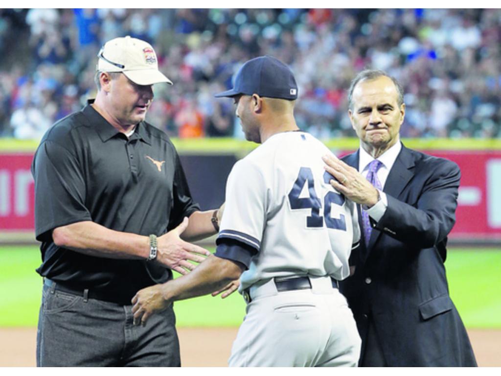 Roger Clemens (izq.) saluda al panameño Mariano Rivera ante la presencia de Joe Torre, antes del partido de ayer en el Minute Maid Park. (AP)