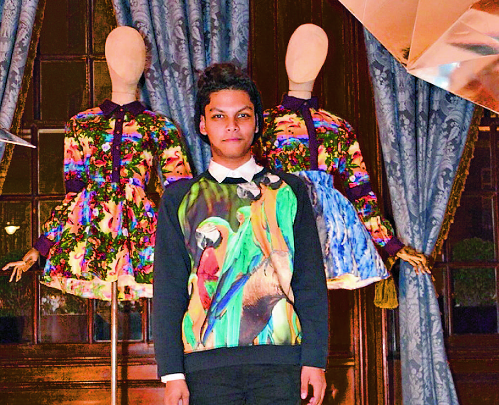 El joven diseñador Antonio Feuillebois con una de sus prendas.
