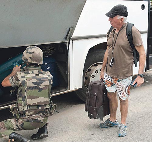 <p>Controles. Un soldado francés revisa el maletero de un autobús.</p>