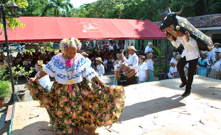 Conjuntos folklóricos rinden homenaje a la región. Foto/Cortesía.<br>