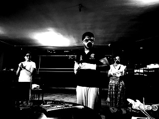 Escena de " Manual para: Pollos y Cerdos", de Arturo Wong Sagel, que estrenará el 14 de septiembre en el estudio multiuso del GECU. Foto: El Espejo roto.