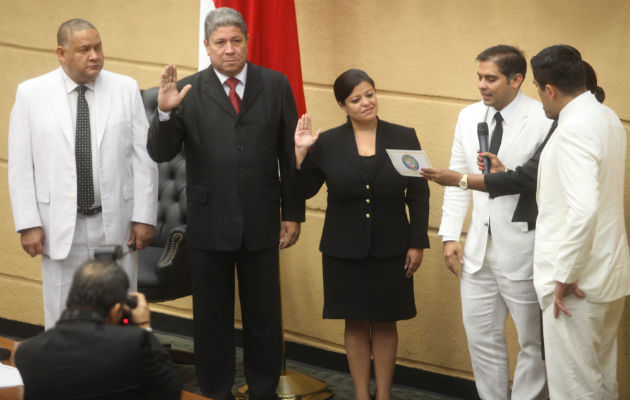 El exdiputado del PRD Franz Weber y Anelis Bernal, propuesta por el Panameñista, son juramentados como secretario general y subsecretaria de la Asamblea Nacional.(Edwin González)