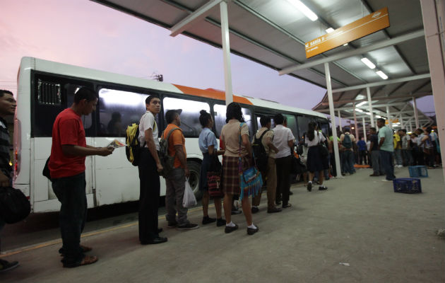 Entre La Doña y el Xtra en la 24 de diciembre funciona una zona rápida temporal del metrobús.(Edwin González)