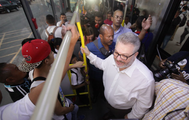 Al cierre del recorrido en el metrobús, el ministro de Gobierno reconoció que se les está quitando la vida a plazos a las personas por las horas que se invierten en los viajes. (Edwin González)