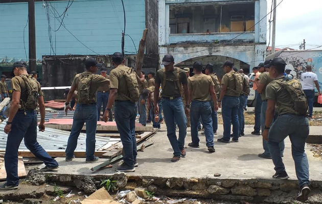 En medio de quejas continúa el desalojo de familias del área de la Playita de Colón Cadetes del Servicio Aeronaval participaron en las demoliciones de casas. Foto: Diómedes Sánchez.