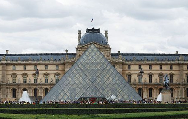 Museo Louvre, Paris, Francia de dia