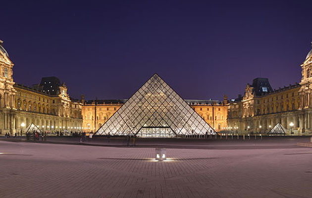 Museo Louvre, París, Francia, de noche