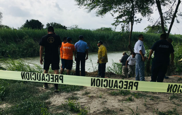 Desgarradora imagen de migrantes ahogados evoca muerte de niño sirio Autoridades mexicanas en el lugar de la tragedia. Foto: AP.
