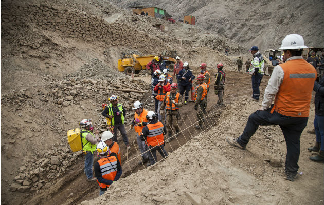 Intensa labor de rescate en mina chilena, hay tres bolivianos atrapados Los mineros están atrapados a una profundidad entre los 100 y 170 metros. AP.