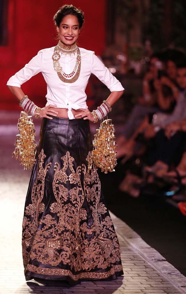 Modelando diseño de Monisa Jaising en el Couture Week de India