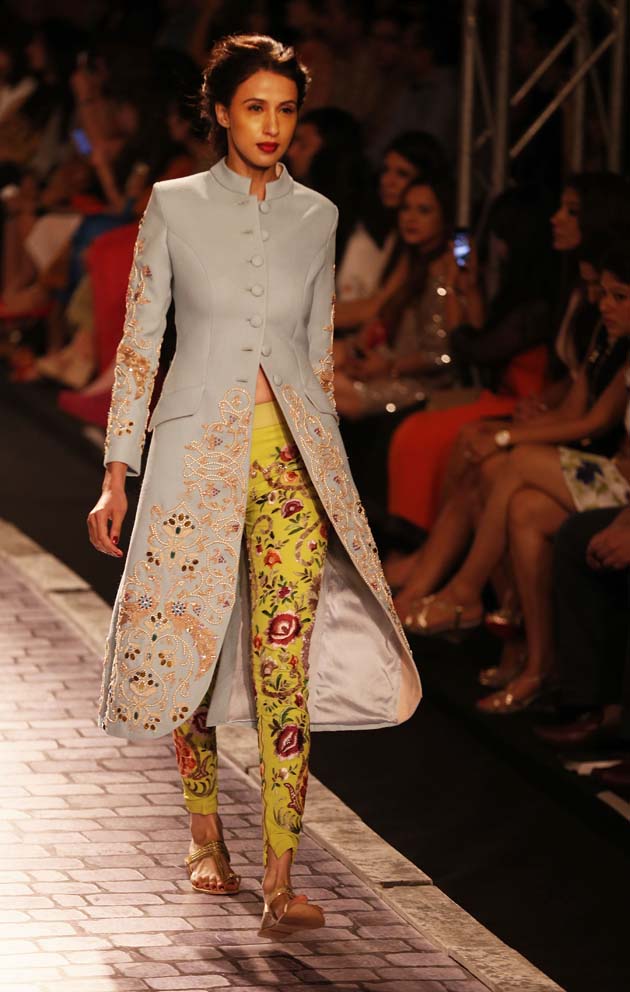 Modelando diseño de Monisa Jaising en el Couture Week de India