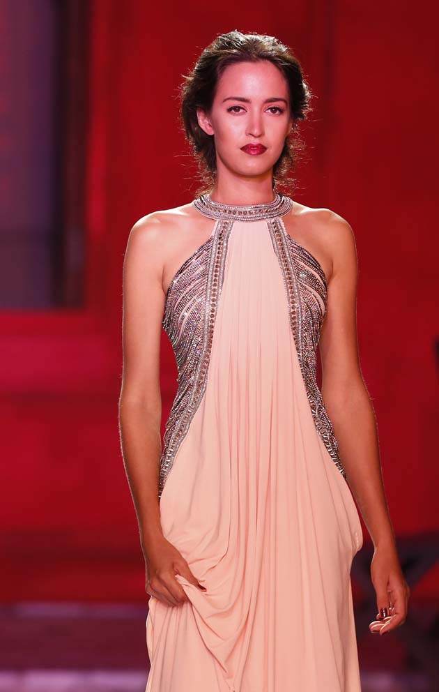 Modelando diseño de Monisa Jaising en el Couture Week de India