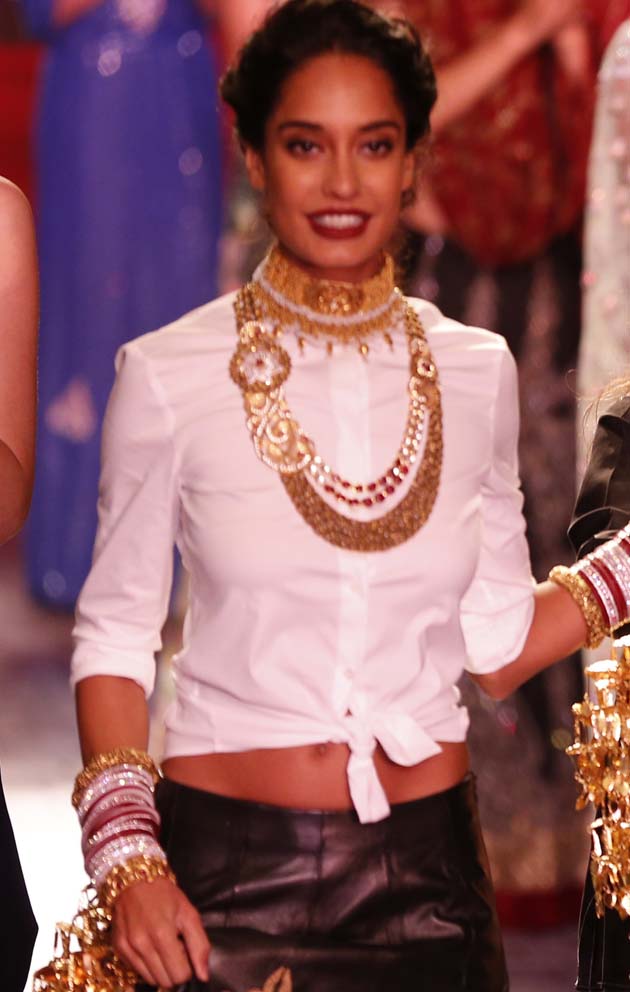 Modelando diseño de Monisa Jaising en el Couture Week de India