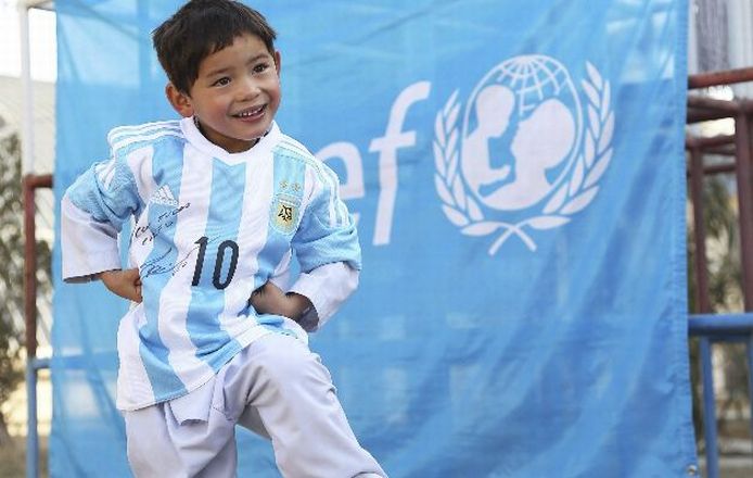 Murtaza con la camiseta que Messi le regaló. Foto EFE