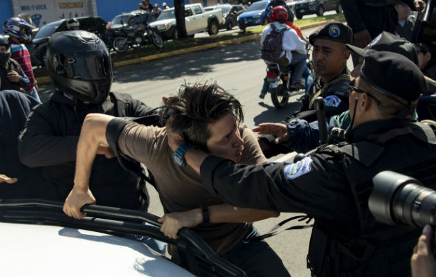 Policías y opositores se enfrentan antes del inicio de una protesta en Nicaragua Los agentes policiales arrastraron por el pavimento a jóvenes, adultos y ancianos para llevarlos hasta los coches de patrulla del cuerpo de seguridad.