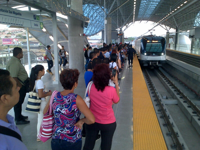 Usuarios esperan que el Metro se estacione para ellos subir. Foto/Víctor Arosemena