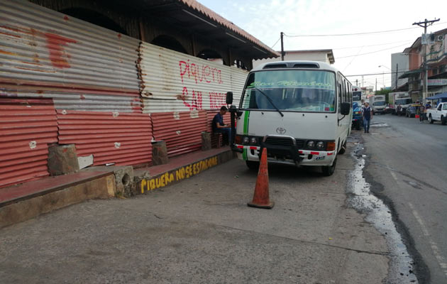 ;os pasajeros están molestos con esta situación pues tienen que recorrer el área tratando el alcanzar el transporte. Foto/Eric Montenegro ;os pasajeros están molestos con esta situación pues tienen que recorrer el área tratando el alcanzar el transporte. Foto/Eric Montenegro