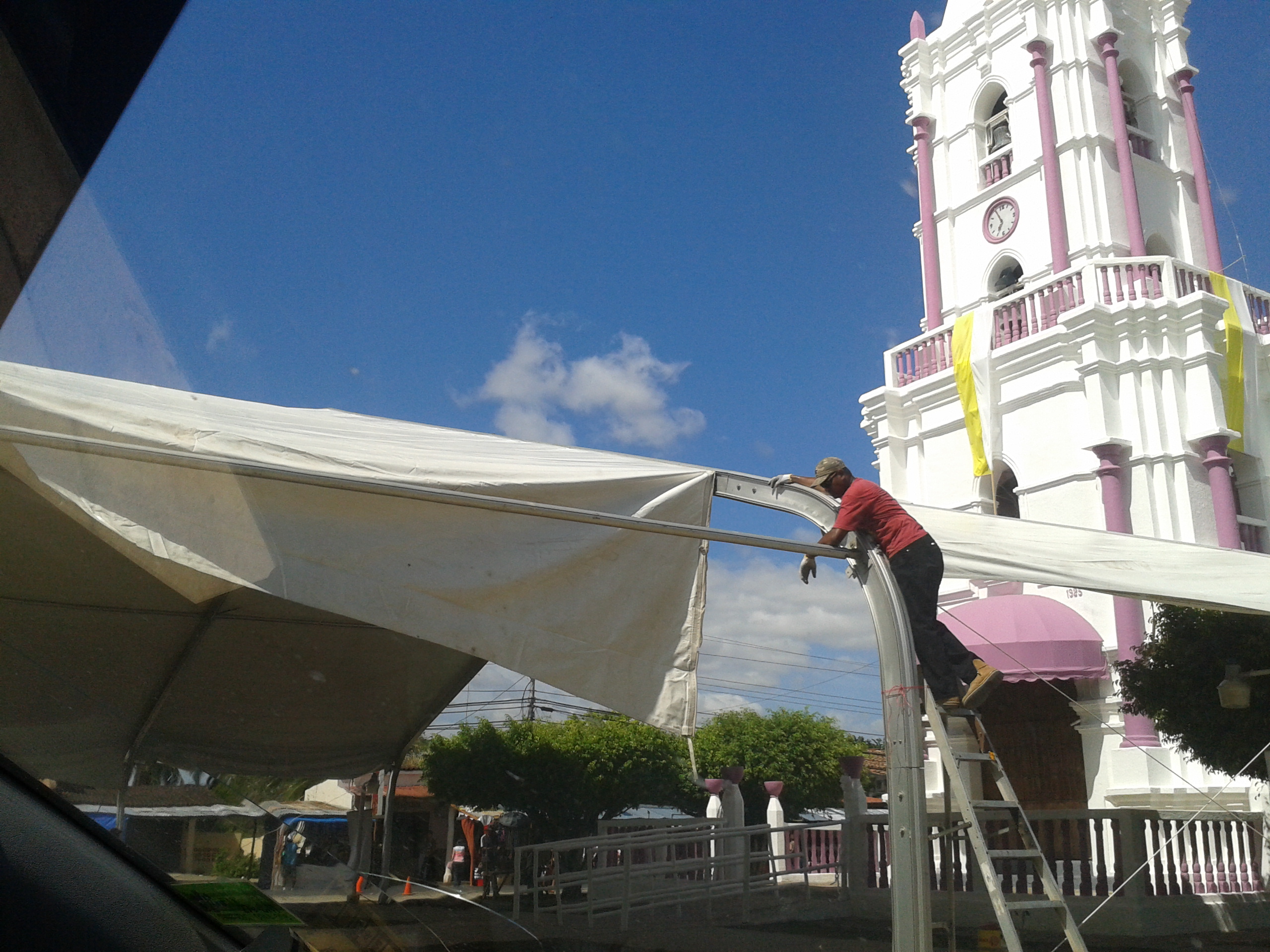 Utiman detalles para la gran fiesta de Jesús Nazareno. Foto/Miriam Lasso