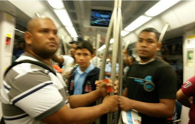 Los primeros usuarios del Metro de Panamá. Foto/Erika Quiñones