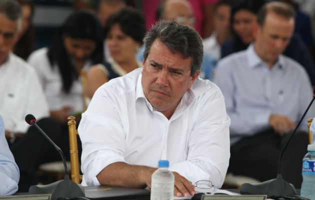 Hasta ayer, solo el diputado José Luis Varela dijo a través de Twitter que el ministro Ramón Arosemena “es tan panameño como el sancocho. Nació en Chitré”.(Víctor Arosemena)