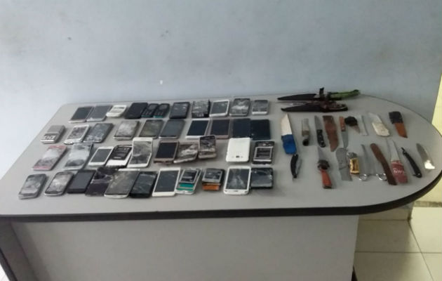 Concluye traslado de reos de la cárcel de La Chorrera, decomisan armas y celulares Celulares y armas blancas encontradas durante el desalojo. Foto: Eric A. Montenegro.