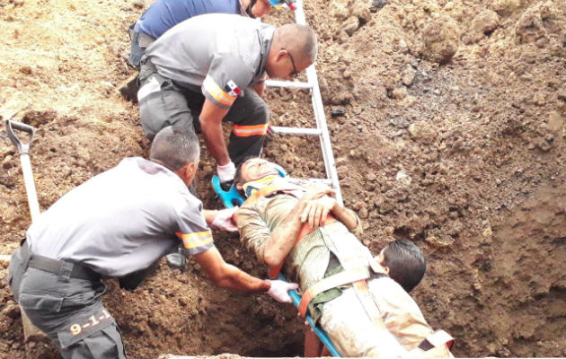 Rescatan a padre e hijo sepultados por alud de tierra en Las Tablas La labor de rescate duró más de una hora. Foto: Thays Domínguez.