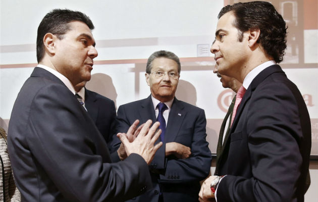El europarlamentario navarro Pedro Zalba (d) junto al embajador de Panamá, Roberto Eduardo Arango (i). Foto/EFE