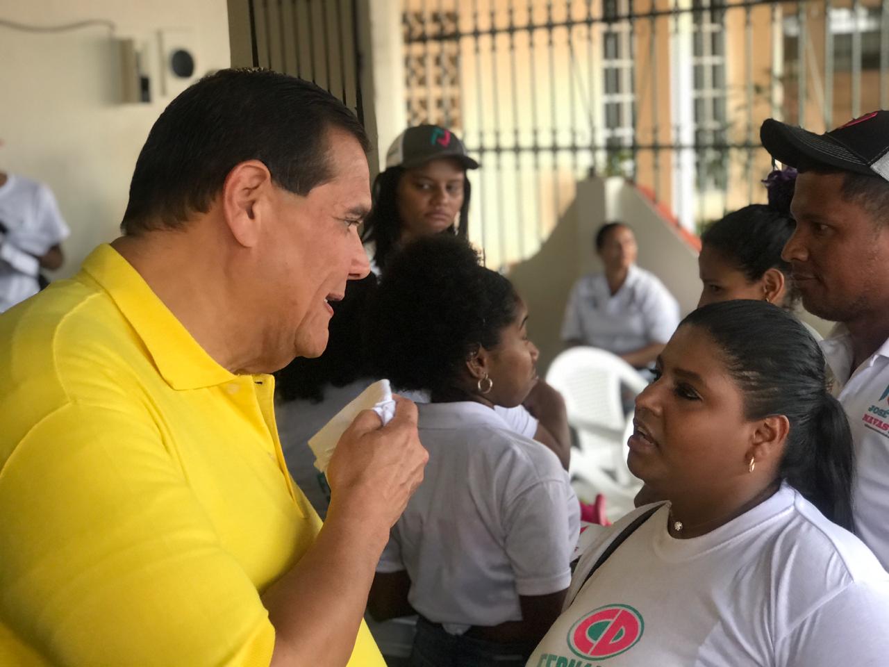 De la mano de Dios Sergio "Chello" Gálvez busca ganar la alcaldía el 5 de mayo. Foto: Cortesía.