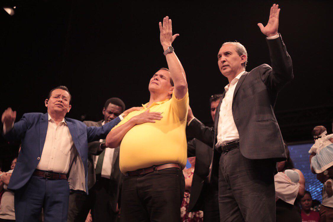 De la mano de Dios Sergio "Chello" Gálvez busca ganar la alcaldía el 5 de mayo. Foto: Cortesía.