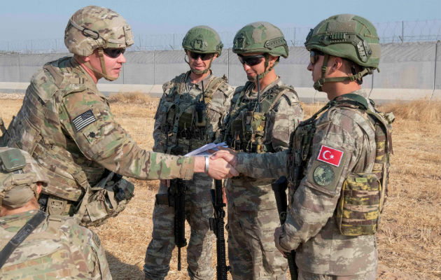 Un soldado de EE.UU. observa una fortificación con militares sirios en Tal Abyad. EFE.