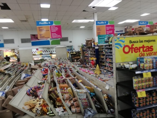 En varios supermercados del área las estanterías quedaron en el suelo por el fuerte sismo. Foto/Mayra Madrid En varios supermercados del área las estanterías quedaron en el suelo por el fuerte sismo. Foto/Mayra Madrid
