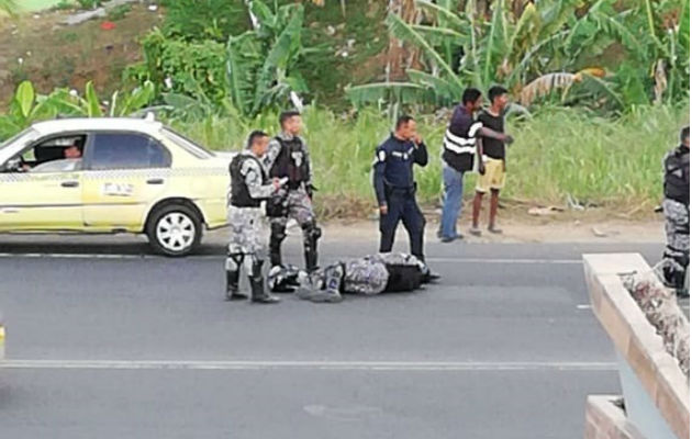 Triple colisión y caída de motorizados linces se registran en diferentes vías de Colón Un lince tendido en el pavimento. Foto: Diómedes Sánchez S.