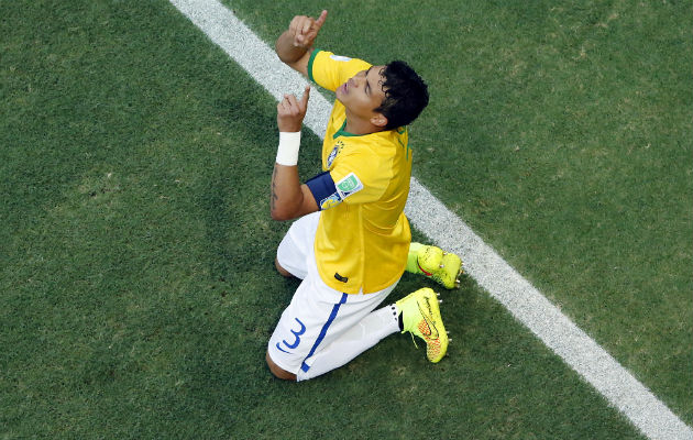 Thiago Silva le agradece a Dios por el gol anotado. Foto/EFE