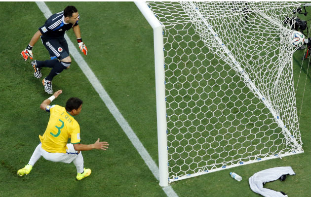 El portero Ospina ve como el balón se introduce en las redes y Brasil anota el primer gol del partido. Foto/EFE