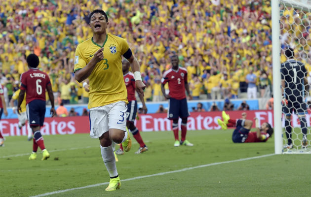 Thiago Silva celebra el gol que anotó ante Colombia