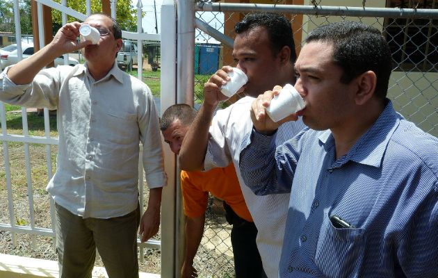 La acción del ministro Terrientes de tomar agua del río La Villa no logró disipar las dudas entre los habitantes de las áreas afectadas por la contaminación.(Thays Dompinguez)