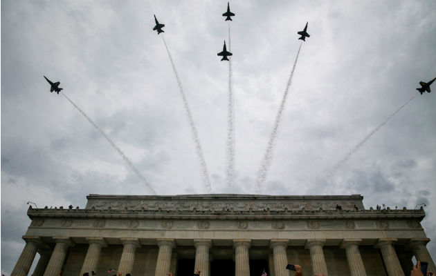 Trump presume de poderío militar de EE.UU. en fiesta del 4 de julio. Aviones cazas de la Marina surcan el cielo en Washington. Foto: AP.