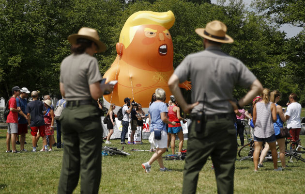 Trump presume de poderío militar de EE.UU. en fiesta del 4 de julio. El globo infable "Bebe Trump" también fue atracción el 4 de julio. Foto: AP.
