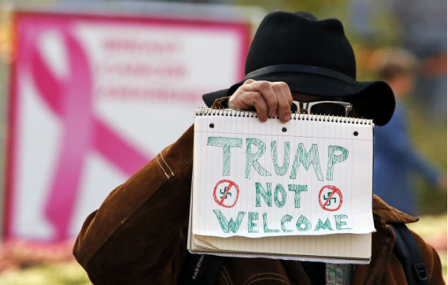 Trump y Melania visitan entre protestas la escena del tiroteo de Pittsburgh. Un presbiteriano protesta por la visita de Trump a Pittsburgh. Foto: AP.