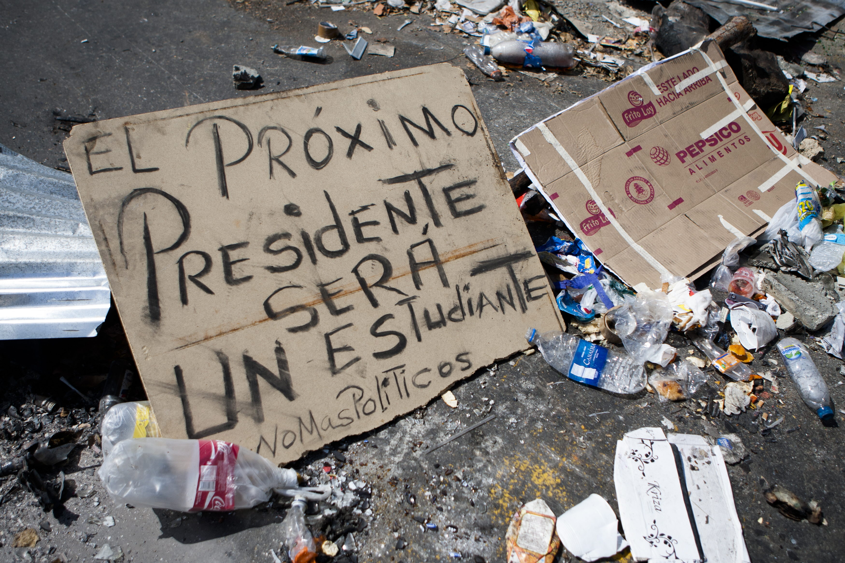 Detalle de un mensaje que permanece en una barricada creada por los manifestantes de la oposición la noche del 4 de marzo de 2014. Foto/EFE