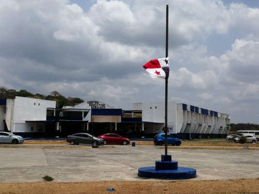 En el colegio Veracruz, la bandera estaba a media asta en señal de luto por la muerte de la directora Norma Edith Cerrud Arancibia. Foto/Eric montenegro