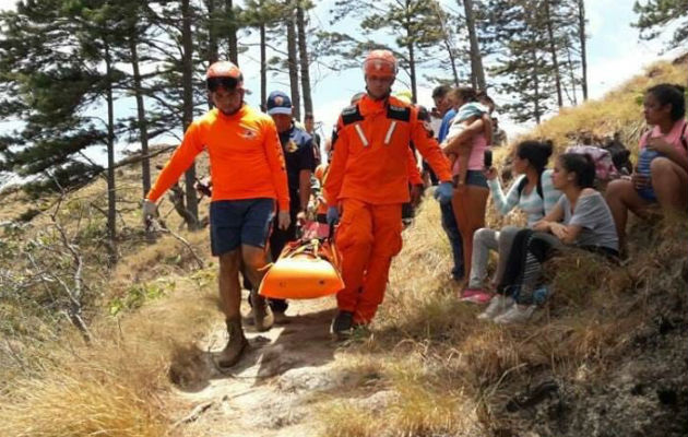 En Calobre, solicitan que sean reguladas las visitas al balneario La Silampa Adultos mayores se han descompensado y menores de edad se han lesionado en la travesía. Foto: Víctor Eliseo Rodríguez.