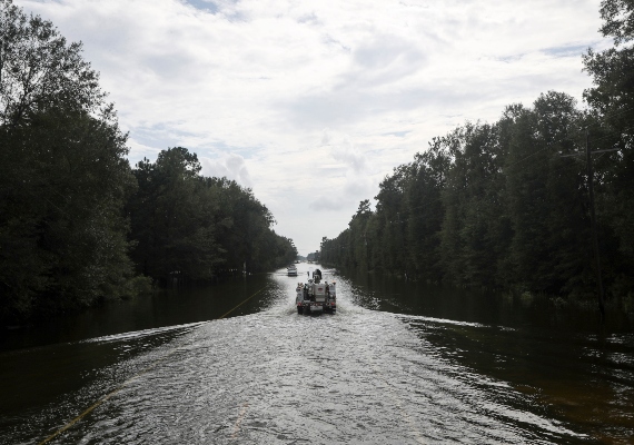  De acuerdo con el Departamento de Transporte de Texas, varios tramos de esa vía permanecían hasta la tarde del sábado cerradas al tránsito de vehículos. FOTO/AP