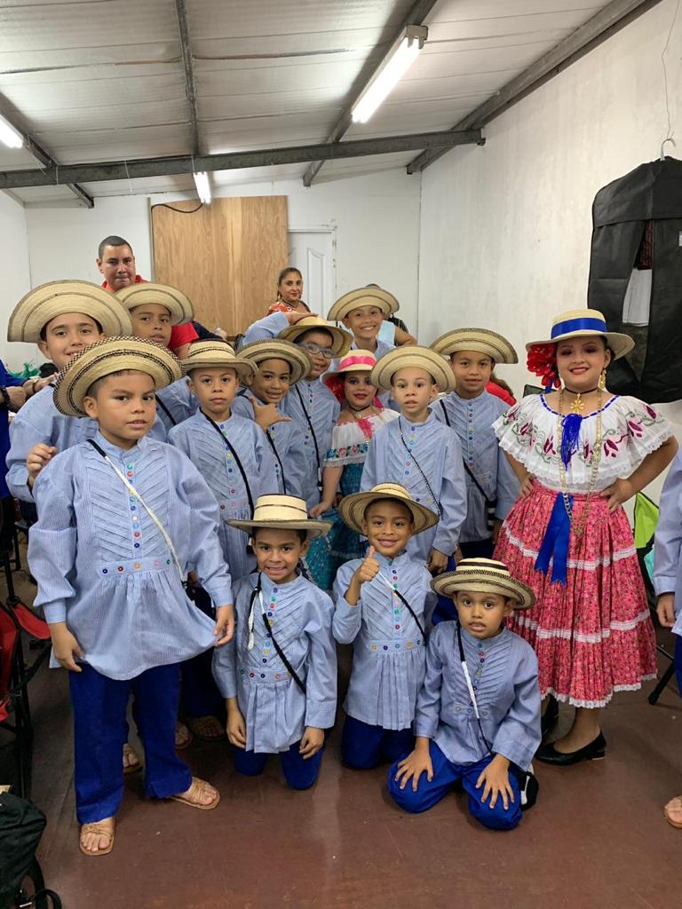 Los pequeñines, de Proyecciones Ritmos y Tradiciones, demostraron que lo suyo es el zapateo y despliegue de talento en cuanto a danzas folklóricas se refiere. Fueron muy aplaudidos, filmados y fotografiados durante el espectáculo. Foto: Cortesía.