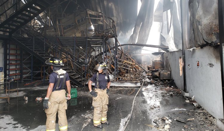 Los bomberos tuvieron una ardua labor. Foto de cortesía