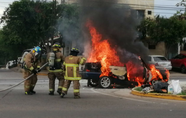 Bomberos sofocaron las llamas. Foto: Eric A. Montenegro.    