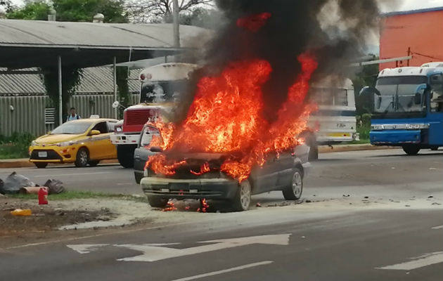 El  conductor del auto salió ileso. Foto: Eric A. Montenegro.