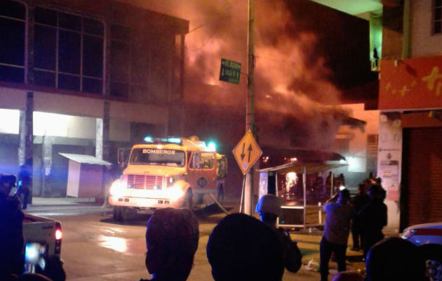 El fuego afectó un minisúper. Foto: Diómedes Sánchez. 